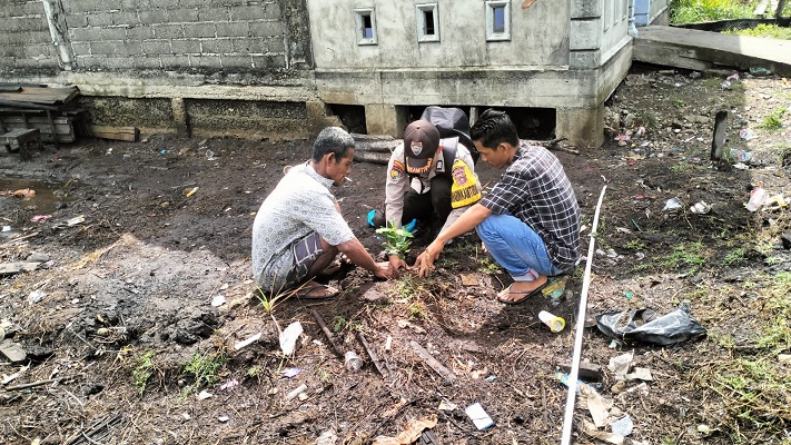 Polsek Kateman Gencarkan Green Policing Lewat Penanaman Pohon di Kampung Nelayan
